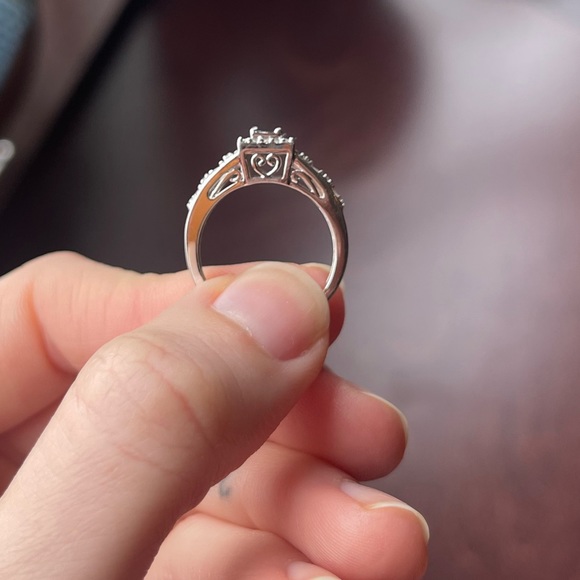 10k White Gold Engagement Ring - Picture 4 of 7